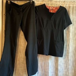 Dansko Black Scrub Set. XSMALL bottoms 3 pocket/ SMALL top 2 pocket